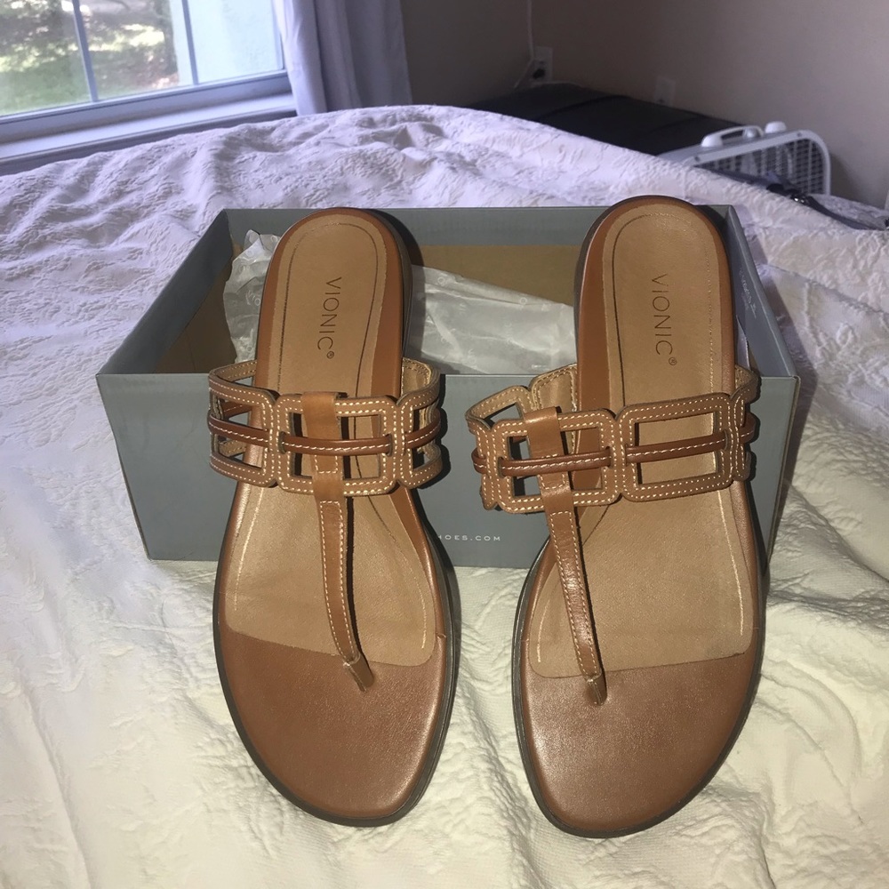 BNIB Vionic tan leather sandals
